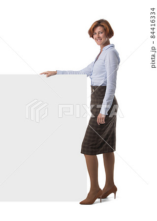 Business woman holding blank sign 84416334