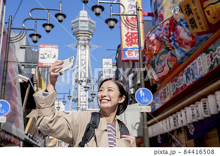 大阪を観光する女性　通天閣　新世界　 84416508