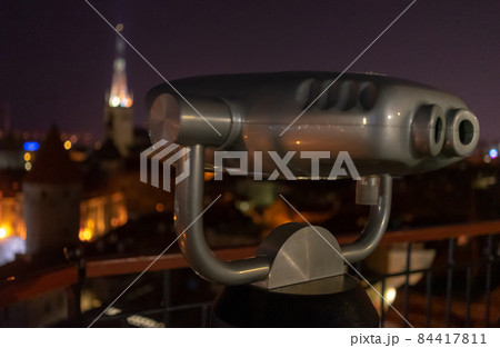 tourist binoscope on the observation deck in Tallinn at night 84417811