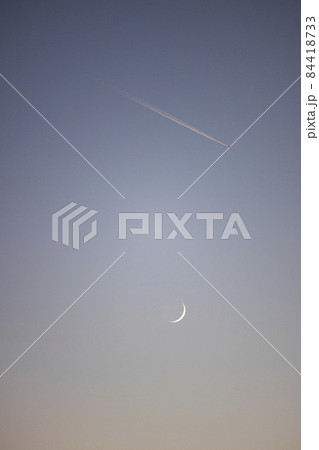 サンセットとコントレイルと三日月 84418733