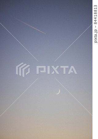 黄昏時と三日月と飛行機雲 黄昏時と三日月と飛行機雲 84418813