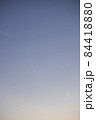 黄昏時の三日月と飛行機雲 黄昏時の三日月と飛行機雲 84418880