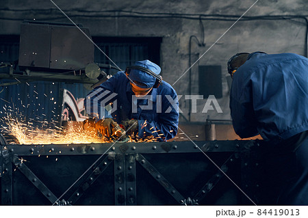 Two worker making gates in smithy. 84419013