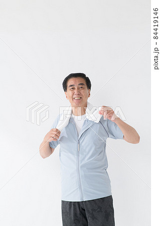 シニア男性　スポーツウエア　ダイエット　ペットボトル 84419146