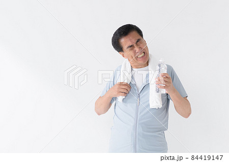 シニア男性　スポーツウエア　ダイエット　ペットボトル 84419147