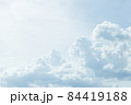 眩しい夏の日差しと入道雲 眩しい夏の日差しと入道雲 84419188