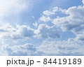 夏空と散り散りの雲 夏空と散り散りの雲 84419189