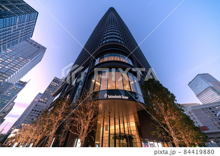 日本の東京都市景観「呉服橋」交差点前に摩天楼・先陣を切って姿を現した超高層ビル・常盤橋タワー 84419880