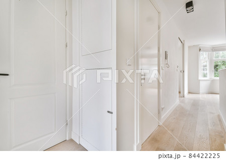Empty room interior in daylight with parquet floor 84422225