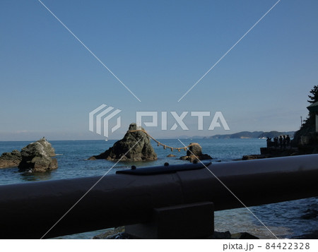 晴れの日の穏やかな波間の夫婦岩 【二見ヶ浦】 晴れの日の穏やかな波間の夫婦岩 【二見ヶ浦】 84422328