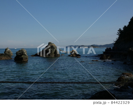 晴れの日の穏やかな波間の夫婦岩　【二見ヶ浦】 84422329