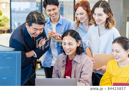 オフィスで打ち合わせをする男女ビジネスマン　撮影協力：WEEK芝大門(サンフロンティア不動産) 84423857