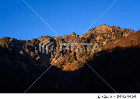 晩秋の谷川岳・マチガ沢の岩稜 晩秋の谷川岳・マチガ沢の岩稜 84424464