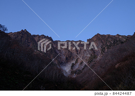 晩秋の夜明け・谷川岳一ノ倉沢の岩壁 84424487