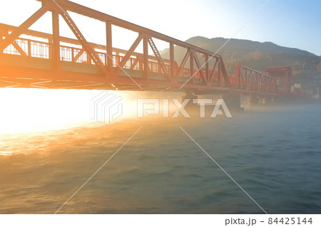 【愛媛県】朝焼けの肱川あらし(長浜大橋) 【愛媛県】朝焼けの肱川あらし(長浜大橋) 84425144
