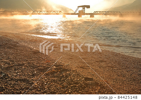 【愛媛県】朝焼けの肱川あらし（長浜大橋） 84425148