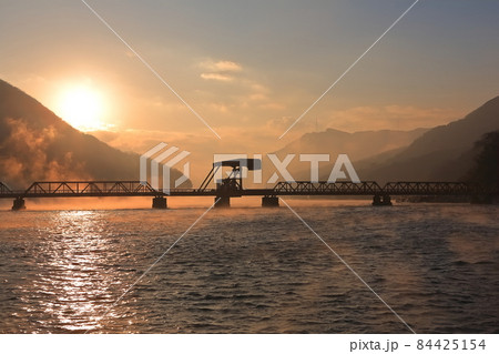 【愛媛県】朝焼けの肱川あらし（長浜大橋） 84425154
