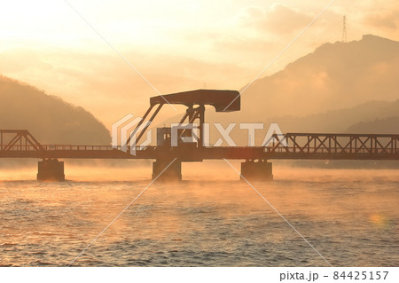 【愛媛県】朝焼けの肱川あらし(長浜大橋) 【愛媛県】朝焼けの肱川あらし(長浜大橋) 84425157