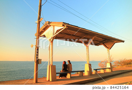【愛媛県】夕日を浴びた下灘駅 【愛媛県】夕日を浴びた下灘駅 84425164