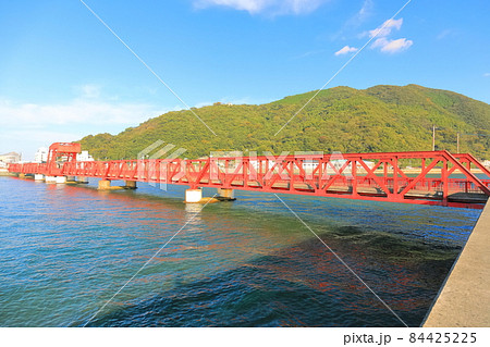 【愛媛県】晴天下の赤橋 長浜大橋(道路可動橋) 【愛媛県】晴天下の赤橋 長浜大橋(道路可動橋) 84425225