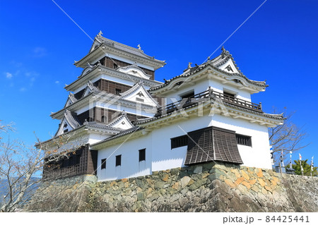 【愛媛県】晴天下の大洲城天守閣と高欄櫓 【愛媛県】晴天下の大洲城天守閣と高欄櫓 84425441