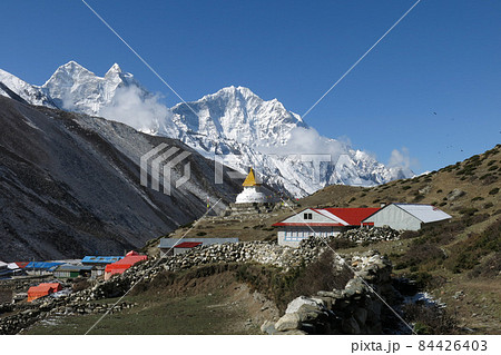 Stupa in the Sherpa village Dingboche and snow covered mountain Thamserku. Stupa in the Sherpa village Dingboche and snow covered mountain Thamserku. 84426403