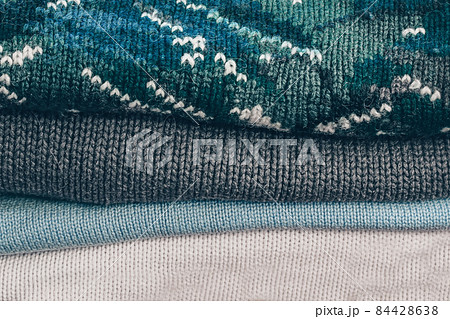 Warm knitted sweaters for autumn and winter weather 84428638