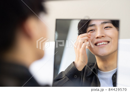 スキンケアをする爽やかな男性 スキンケアをする爽やかな男性 84429570