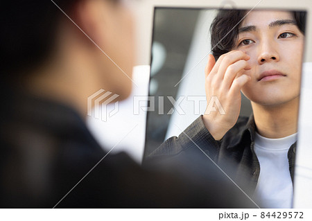 スキンケアをする爽やかな男性 スキンケアをする爽やかな男性 84429572