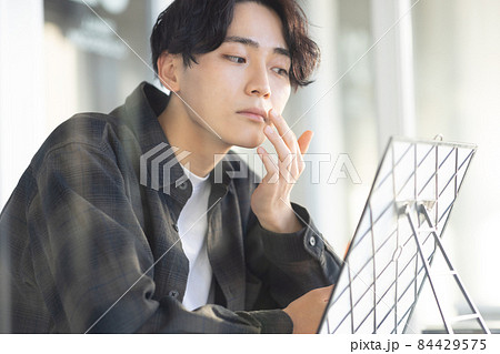 スキンケアをする爽やかな男性 84429575