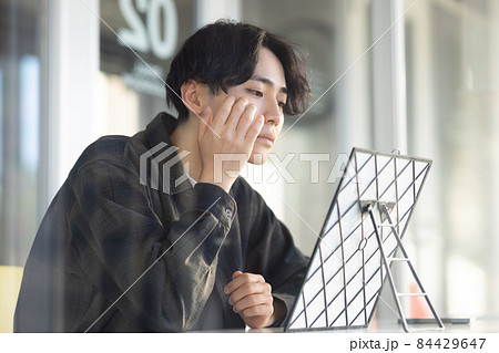 スキンケアをする爽やかな男性 スキンケアをする爽やかな男性 84429647