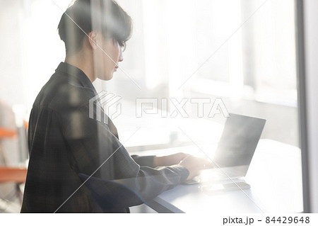 ノートパソコンと爽やかな若い男性 ノートパソコンと爽やかな若い男性 84429648