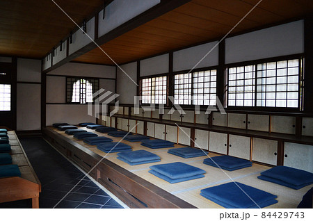 2021年錦秋の早朝に参拝した京都市圓光寺の座禅堂 2021年錦秋の早朝に参拝した京都市圓光寺の座禅堂 84429743