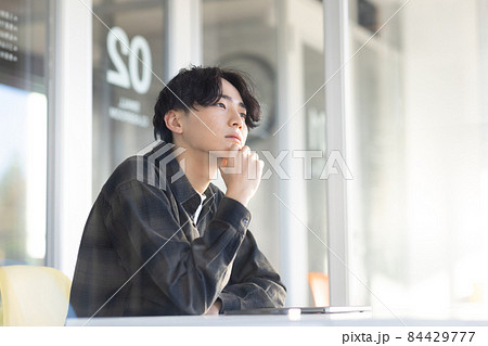 爽やかな若い男性 84429777