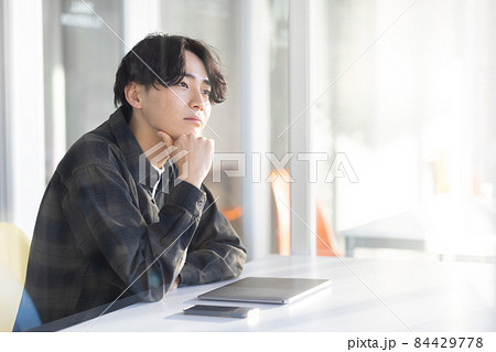 爽やかな若い男性 84429778