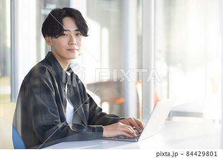 ノートパソコンと爽やかな若い男性 84429801