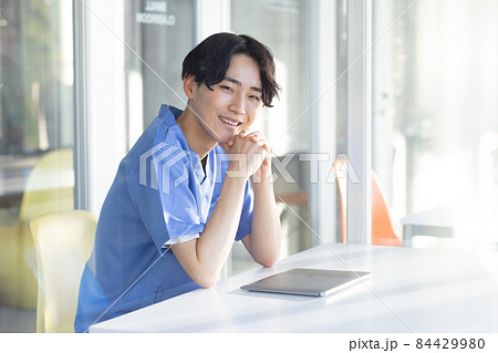ノートパソコンと爽やかな若い男性 ノートパソコンと爽やかな若い男性 84429980