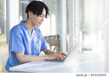 ノートパソコンと爽やかな若い男性 84430046