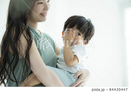1歳の男の子を抱っこするママ 1歳の男の子を抱っこするママ 84430447