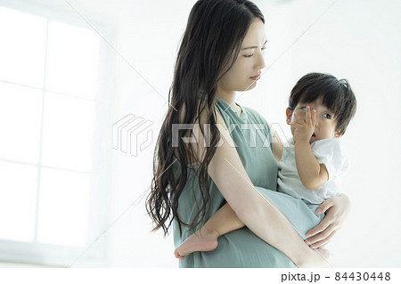 1歳の男の子を抱っこするママ 1歳の男の子を抱っこするママ 84430448