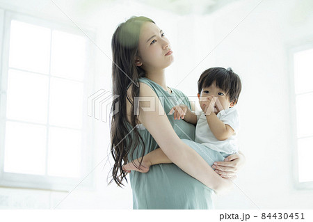 1歳の男の子を抱っこするママ 84430451