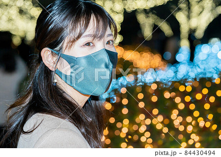 江ノ島のイルミネーションを楽しむ女性 江ノ島のイルミネーションを楽しむ女性 84430494