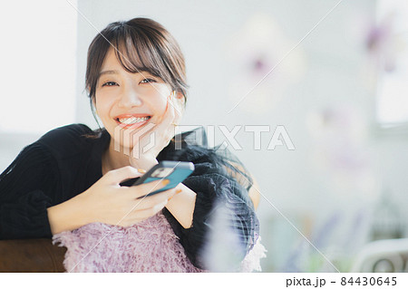 スマホを見る女性 スマホを見る女性 84430645
