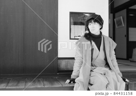 旅先で民家の縁側で座ってくつろぐ女性 旅先で民家の縁側で座ってくつろぐ女性 84431158