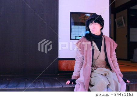 旅先で民家の縁側で座ってくつろぐ女性 旅先で民家の縁側で座ってくつろぐ女性 84431162