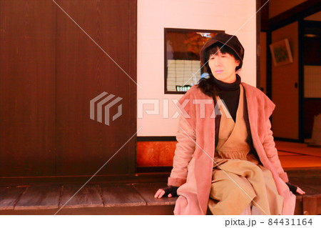 旅先で民家の縁側で座ってくつろぐ女性 旅先で民家の縁側で座ってくつろぐ女性 84431164