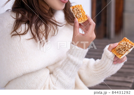 ご当地グルメを楽しむ女性　Japan 84431292