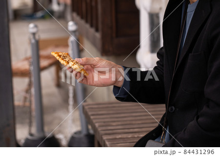ご当地グルメを楽しむ男性　Japan 84431296