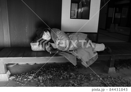 旅先で民家の縁側で寝ころんでくつろぐ女性 旅先で民家の縁側で寝ころんでくつろぐ女性 84431843