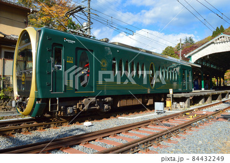 錦秋の午後に訪ねた叡山電車の観光列車ひえいがカッコイイの写真素材